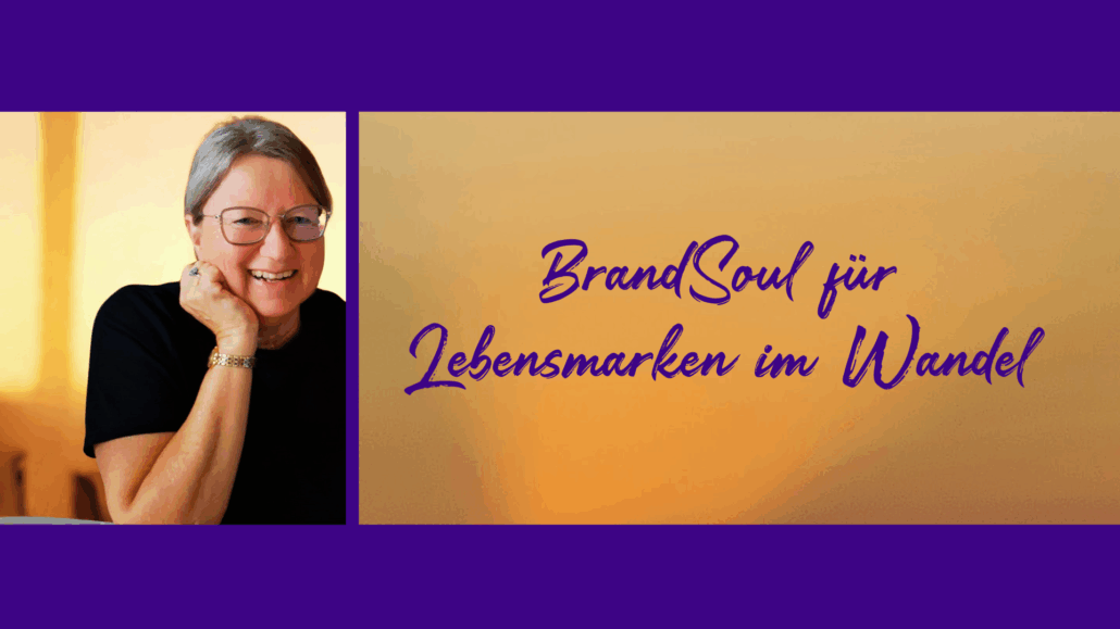 Portrait einer lächelnden Frau in warmem Licht, neben einer goldenen Hintergrundfläche mit dem Text „BrandSoul für Lebensmarken im Wandel“.