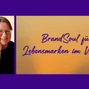 Portrait einer lächelnden Frau in warmem Licht, neben einer goldenen Hintergrundfläche mit dem Text „BrandSoul für Lebensmarken im Wandel“.