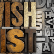 Kombination aus Typografie „WISH LIST“ und Petra Staudenmaier in warmem Licht – Symbol für Klarheit, Intuition und persönliche Ausrichtung